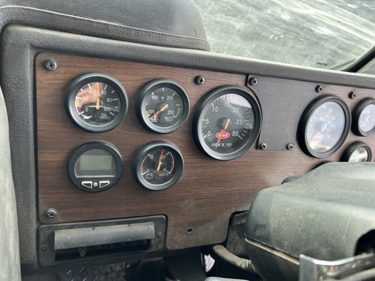 2014-peterbilt-320-image-21