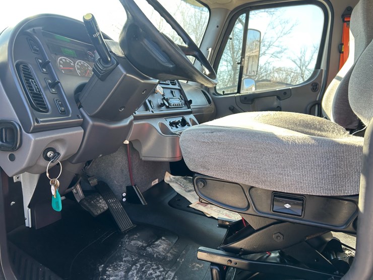 2018-freightliner-m2-106-image-48