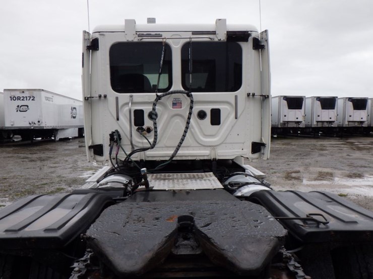 2016-freightliner-cascadia-125-image-10