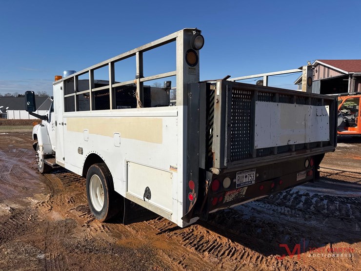 2005-chevrolet-c5500-flatbed-truck-image-3