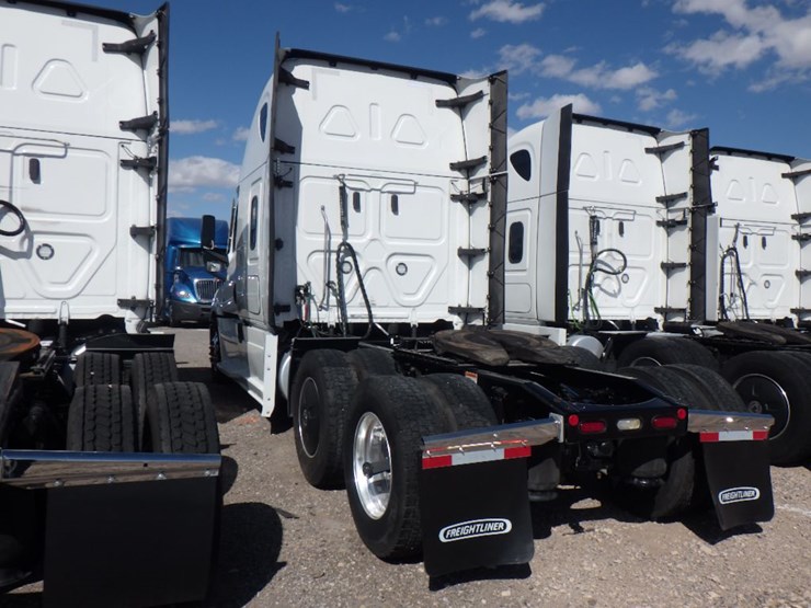 2024-freightliner-cascadia-126-image-11