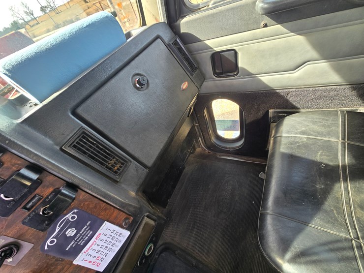 1997-peterbilt-377-image-57