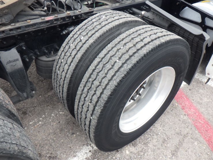 2021-freightliner-cascadia-126-image-8