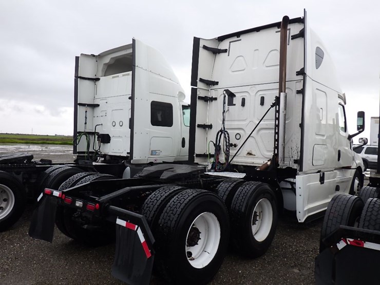 2020-freightliner-cascadia-126-image-11