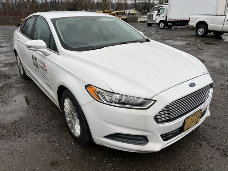 2013-ford-fusion-se-hybrid-sedan-image-2