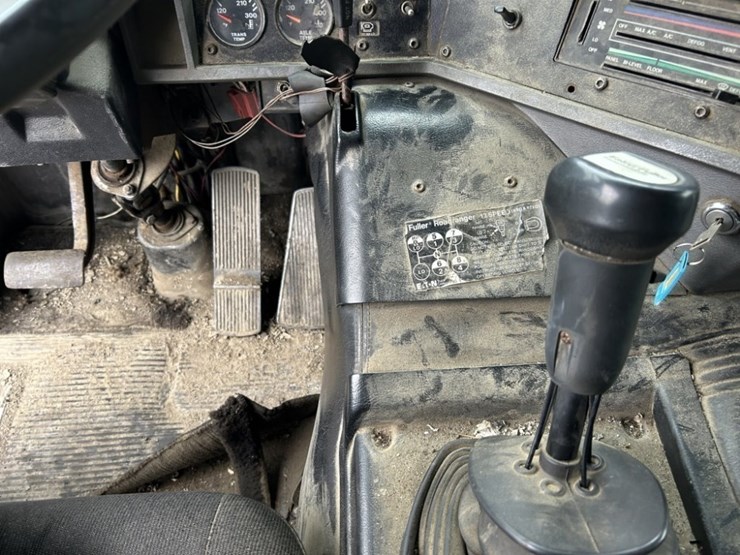 1985-mack-mh633-t/a-sleeper-truck-tractor-image-17