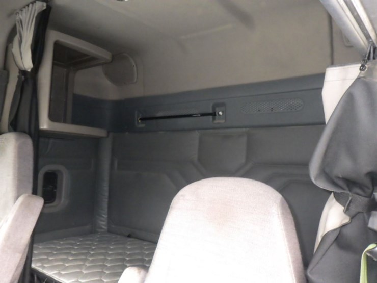 2014-freightliner-cascadia-125-image-18