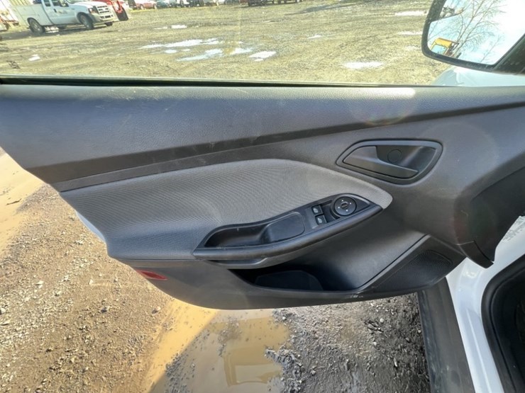 2014-ford-focus-sedan-image-23