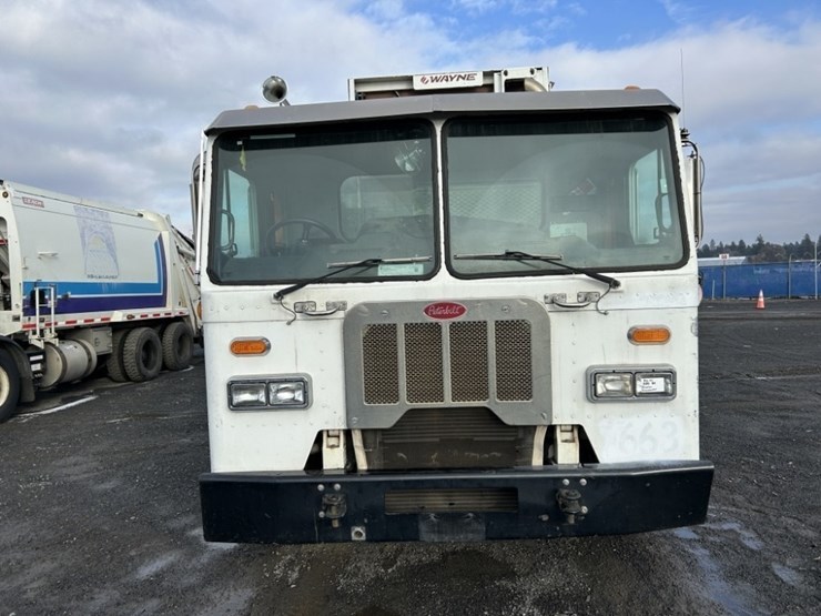 2014-peterbilt-320-image-8