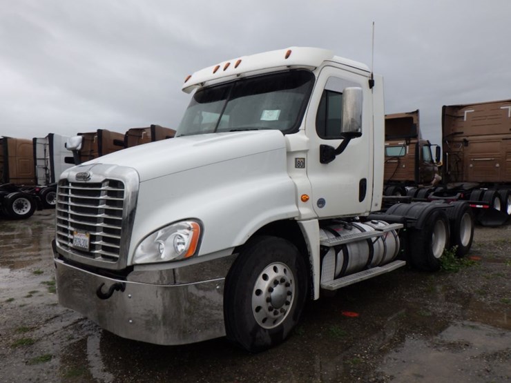 2016-freightliner-cascadia-125-image-1