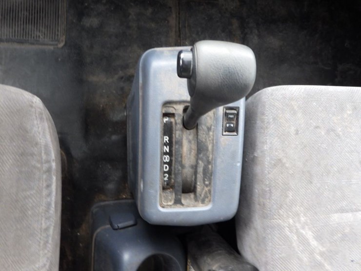 2006-hino-268-image-19