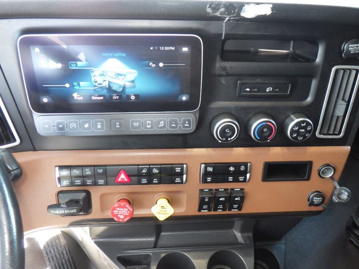 2022-freightliner-cascadia-126-image-20