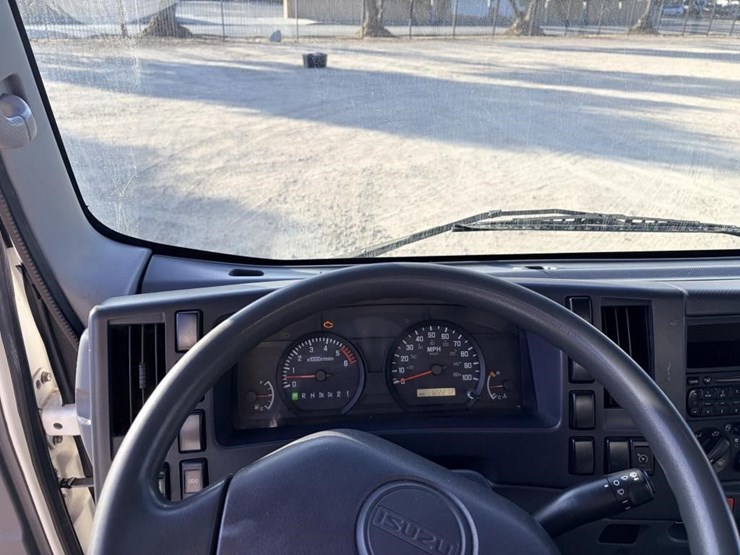 2013-isuzu-npr-image-18