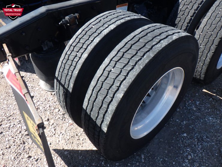 2021-freightliner-cascadia-126-image-8