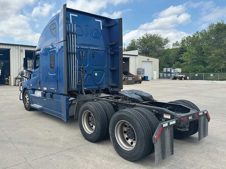 2021-freightliner-cascadia-126-image-3