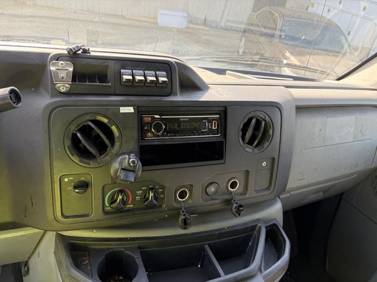 2013-ford-e350-image-16