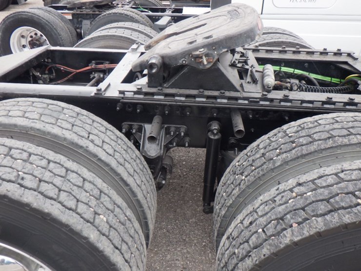 2012-caterpillar-ct660l-image-4