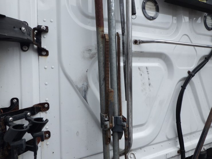 2019-freightliner-cascadia-126-image-23