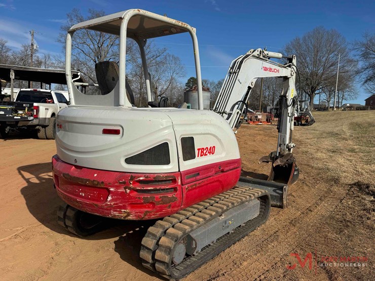 2020-takeuchi-tb240-image-4