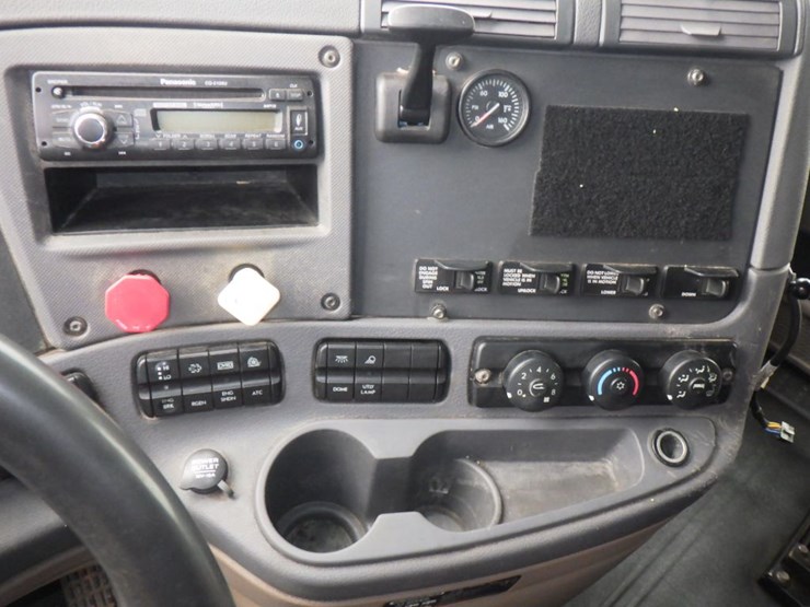 2014-freightliner-cascadia-125-image-16