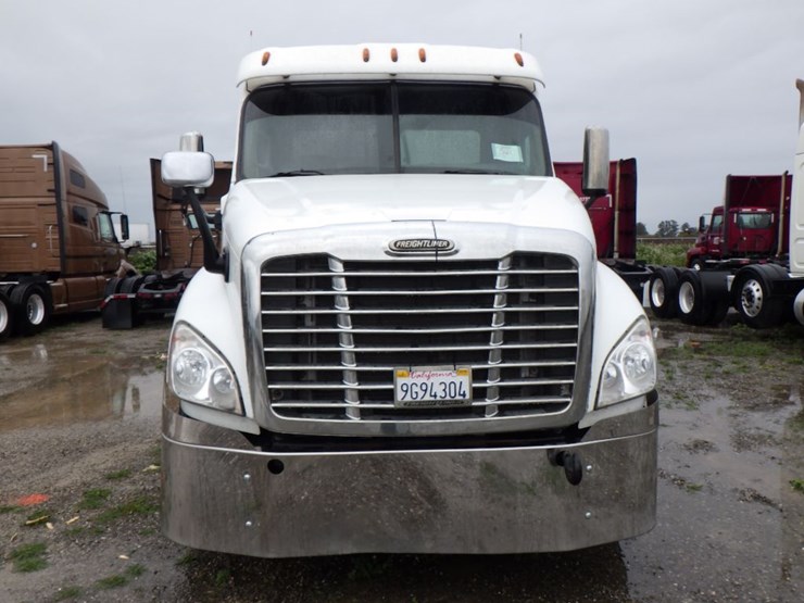 2016-freightliner-cascadia-125-image-2