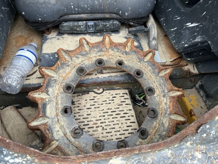 2023-deere-317g-image-23