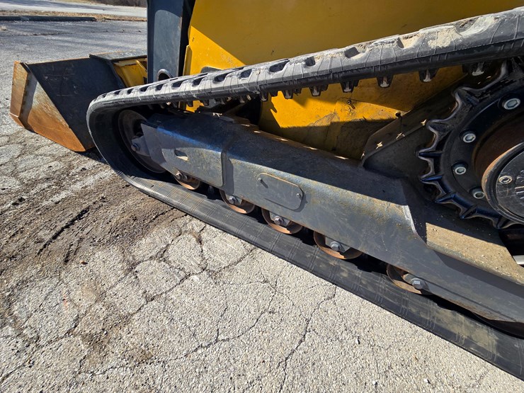 2012-deere-329d-image-31