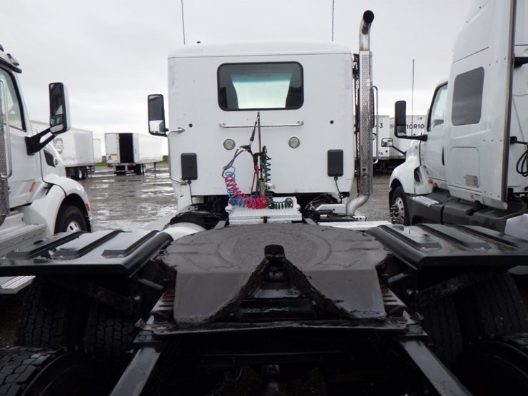 2017-peterbilt-579-image-10