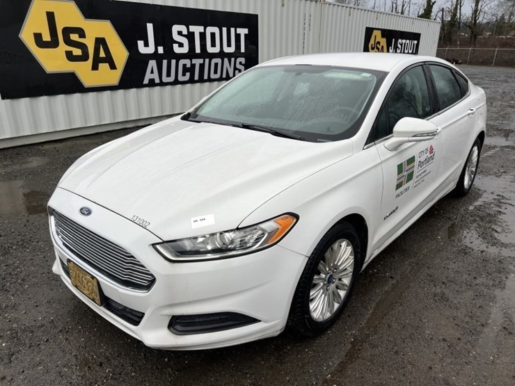 2013-ford-fusion-se-hybrid-sedan-image-1