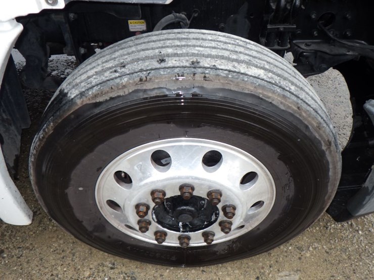 2013-freightliner-cascadia-125-image-25