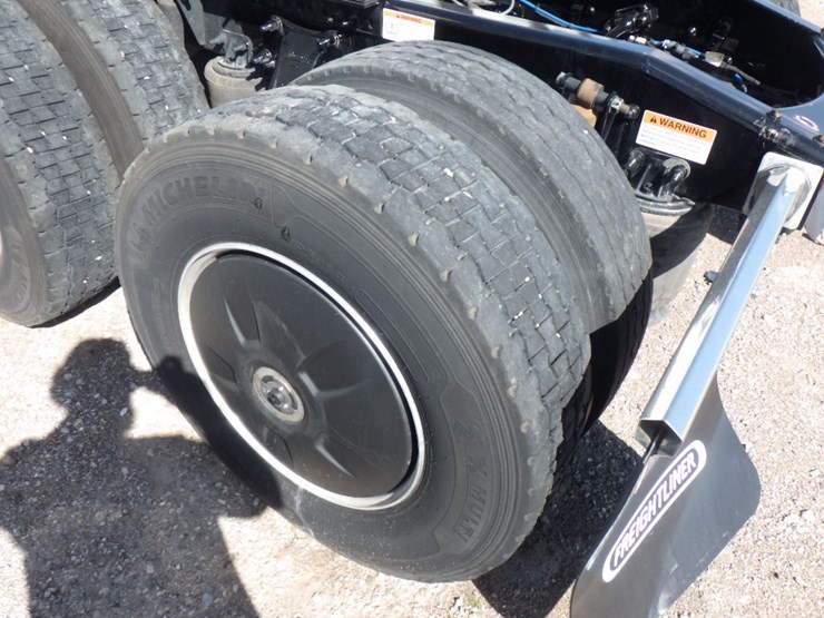 2024-freightliner-cascadia-126-image-15