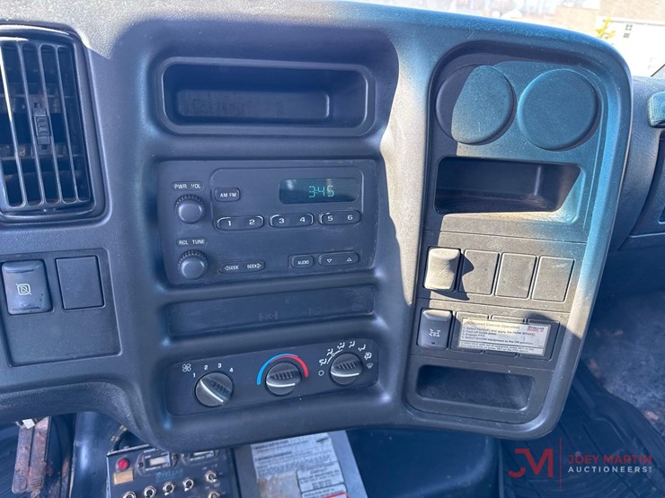 2005-chevrolet-c5500-flatbed-truck-image-26