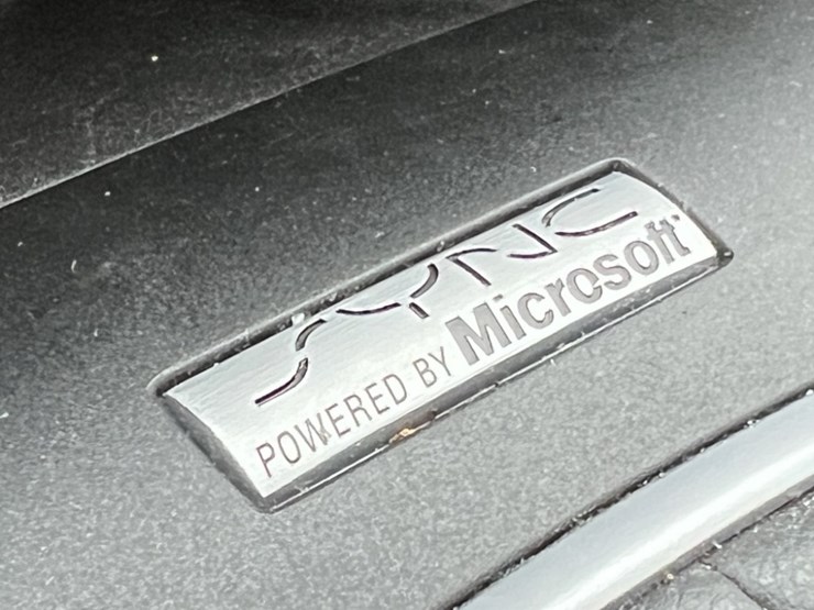 2013-ford-fusion-se-hybrid-sedan-image-29