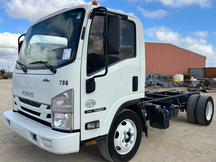 2020-isuzu-nqr-image-1