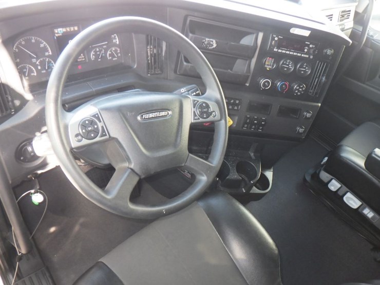 2024-freightliner-cascadia-126-image-18