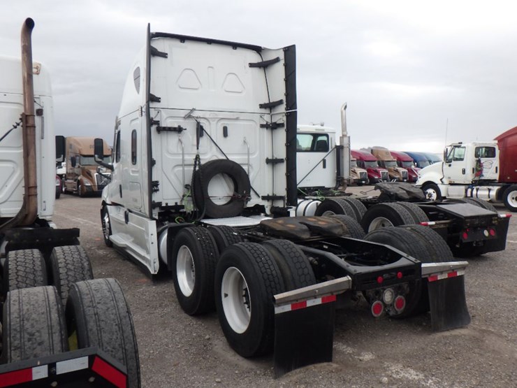 2022-freightliner-cascadia-126-image-12