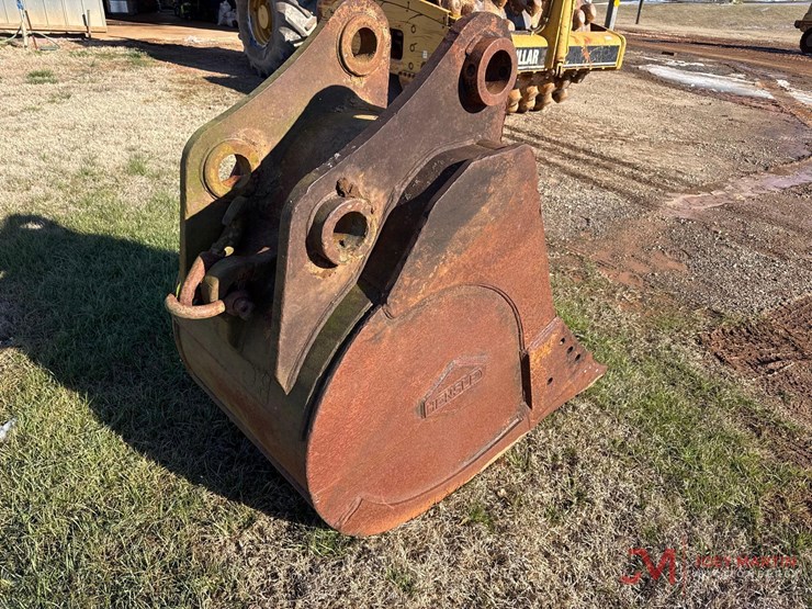 hensly-27"-excavator-tooth-bucket-image-2