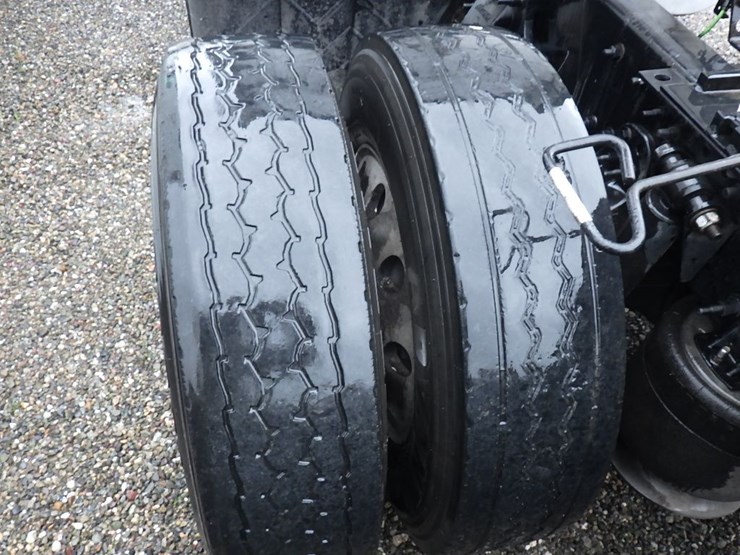 2020-freightliner-cascadia-126-image-26