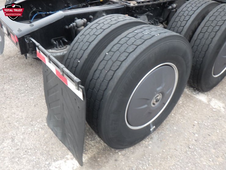 2023-freightliner-cascadia-126-image-6