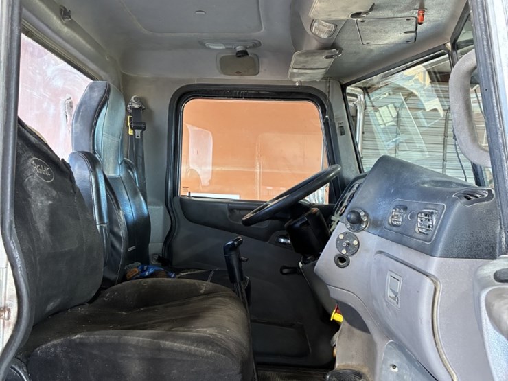 2016-peterbilt-365-image-8