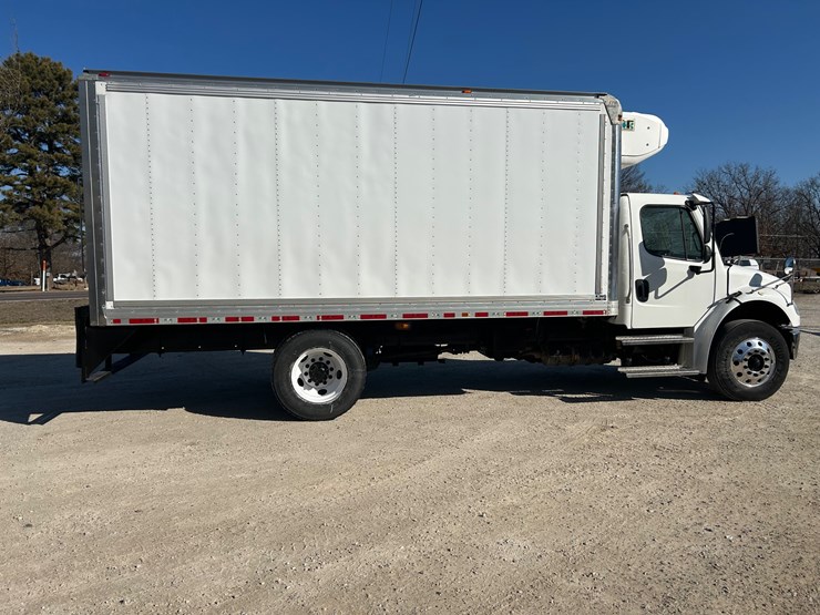 2018-freightliner-m2-106-image-17