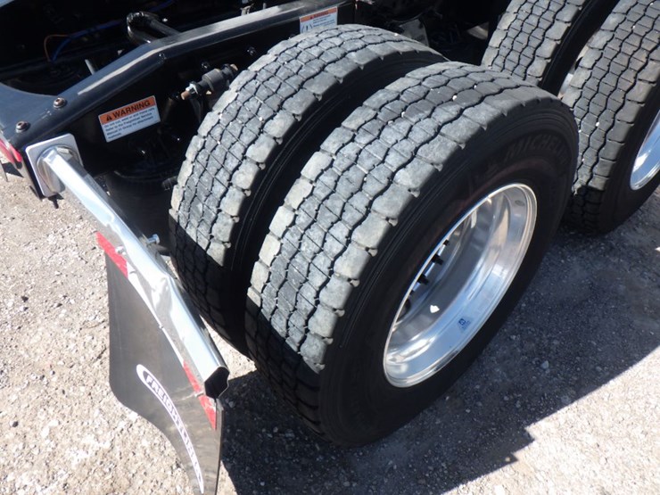 2024-freightliner-cascadia-126-image-8