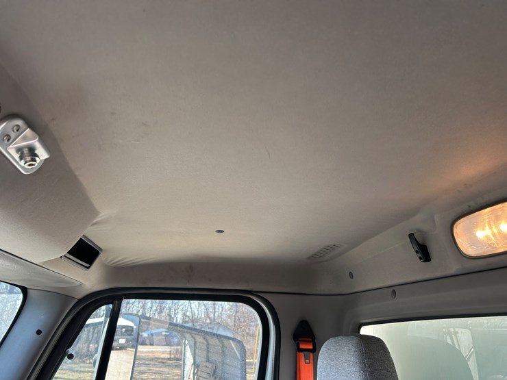 2018-freightliner-m2-106-image-51