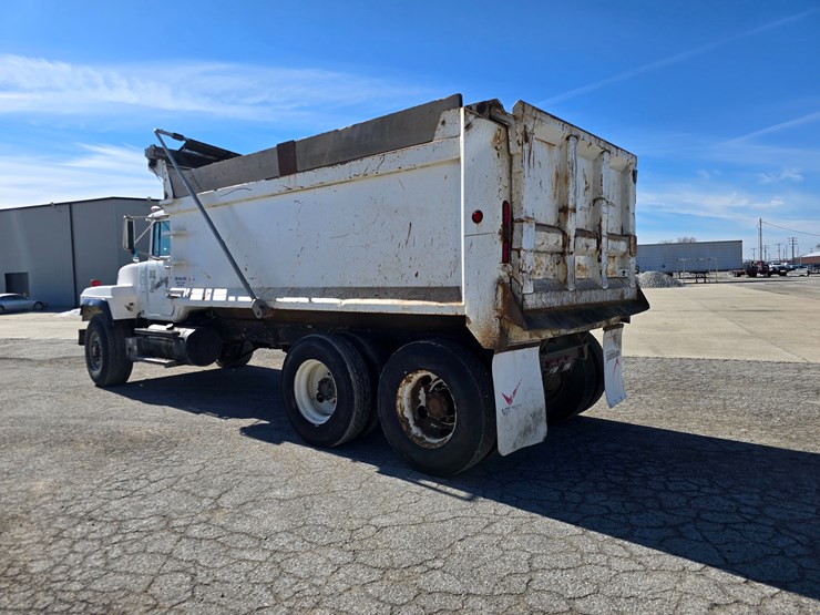 2001-mack-rd688s-image-10