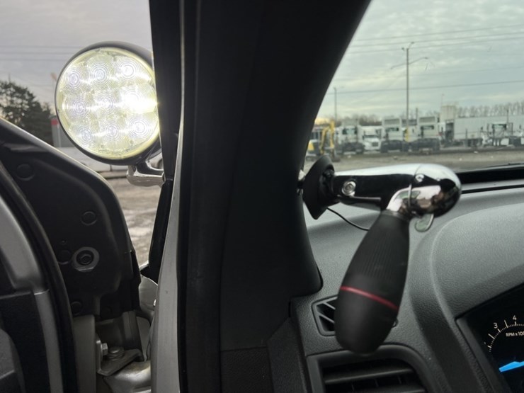 2017-ford-explorer-image-25