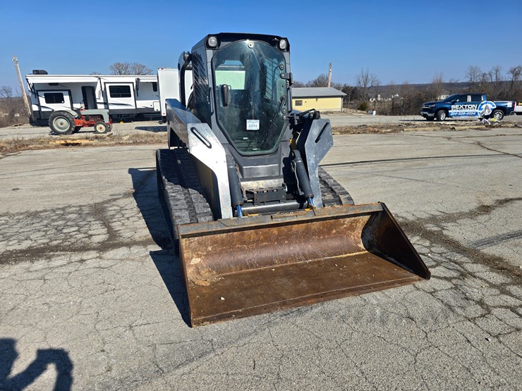 2012-deere-329d-image-17