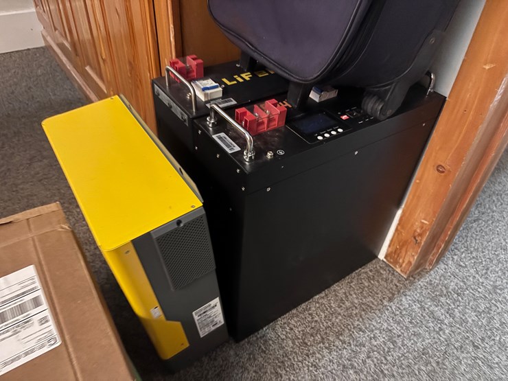 #3517-•-solar-panel-system-with-batteries,-complete-system-image-5