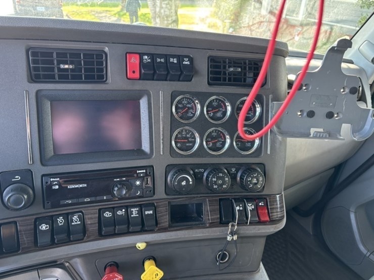 2016-kenworth-t680-image-31