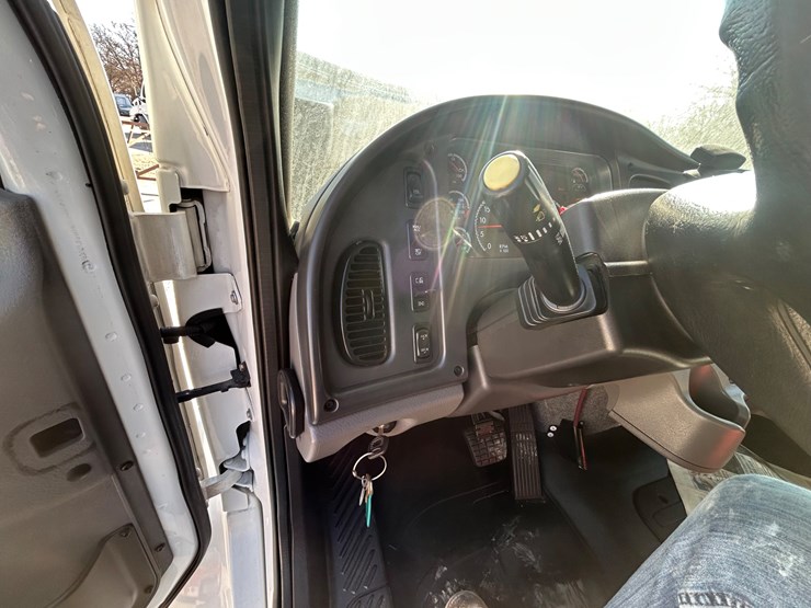 2018-freightliner-m2-106-image-57