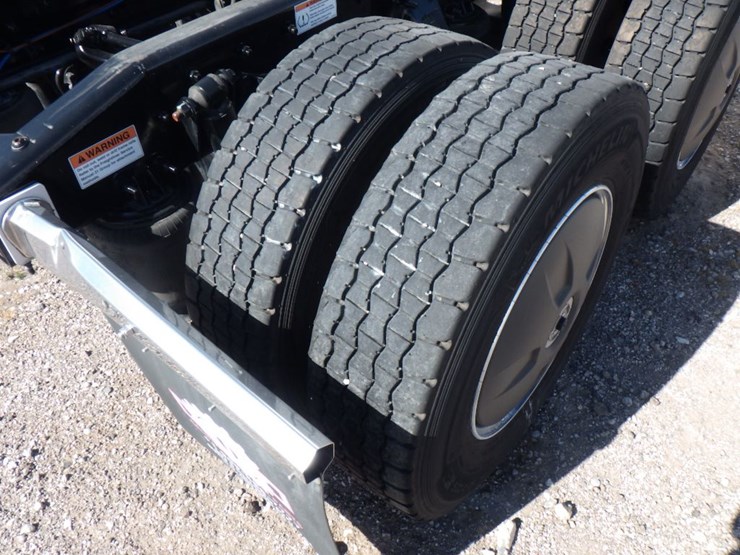 2024-freightliner-cascadia-126-image-8